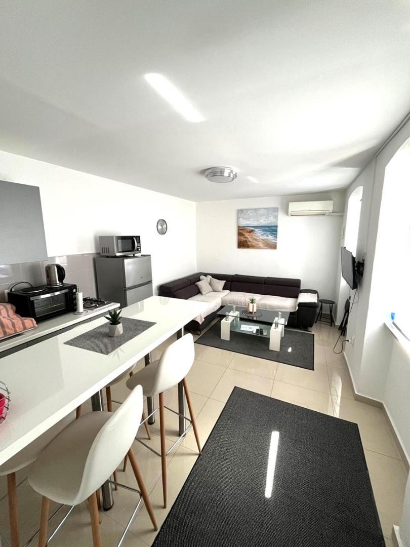 City Centre Apartment With Terrace 2 Pula Bagian luar foto